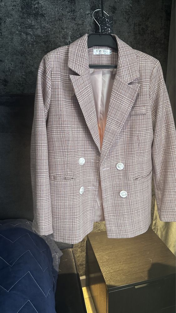 Женский пиджак. Размер 42-44 (твидовый, розовый, двубортный)