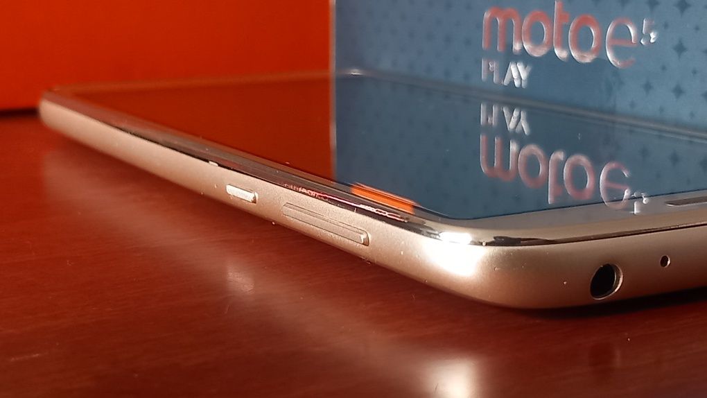Motorola E5 16GB като нов
