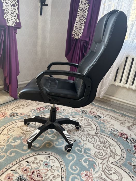 Кожаный кресло в хорошем состояний