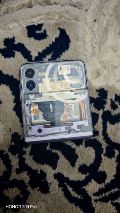Samsung z flip 3 не работает дисплей не запчасти торга есть