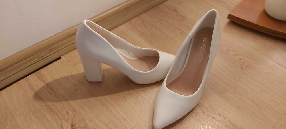 Vand pantofi albi cu toc de 7cm , marimea 37