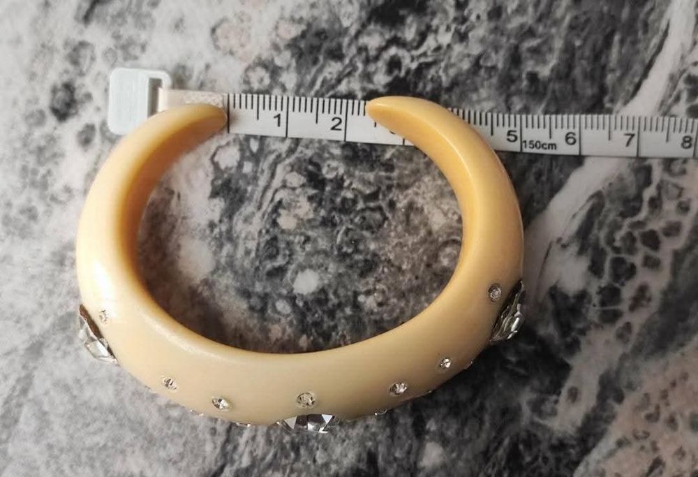 Veche bratara din bachelita de culoare crem