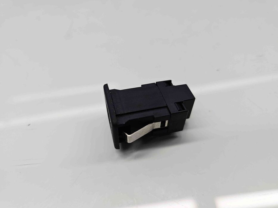 Conector auxiliar USB Volkswagen Golf 6 (5K1) [Fabr 2009-2013] OEM