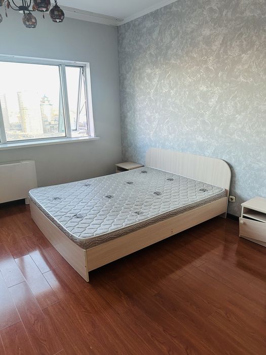 Продам кровати, тумбы