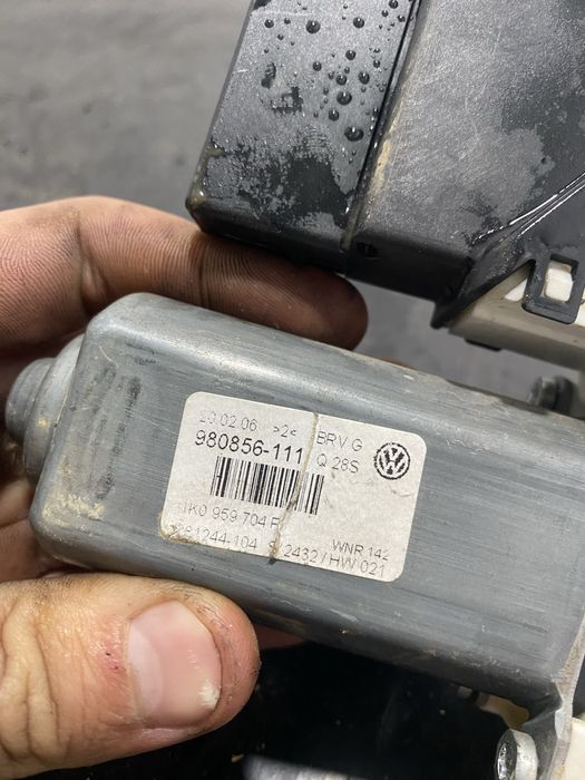 Motoras geam macara dreapta spate Volkswagen Vw Passat B6 1K0959704F