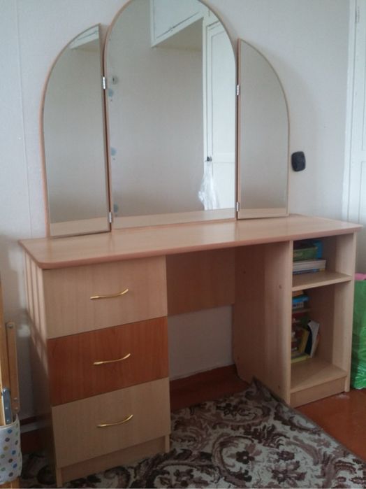 Продам срочно туалетный столик