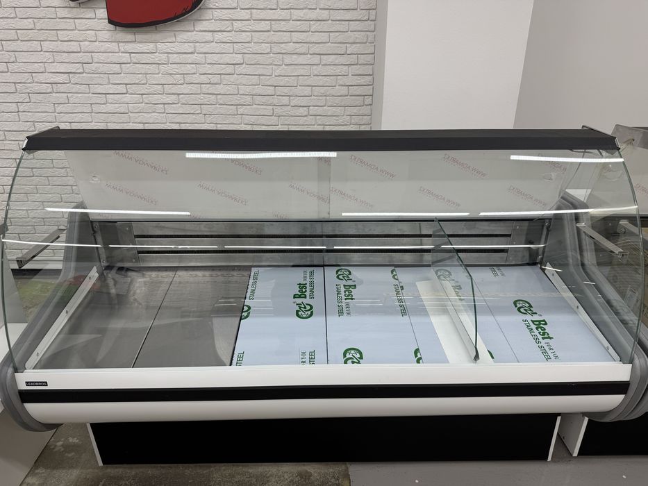 Продаю витринные холодильники