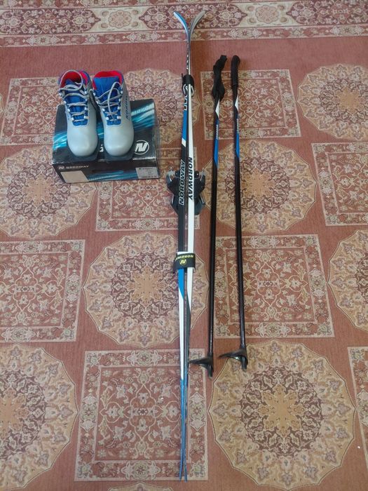 Продаётся  детский комплект лыж