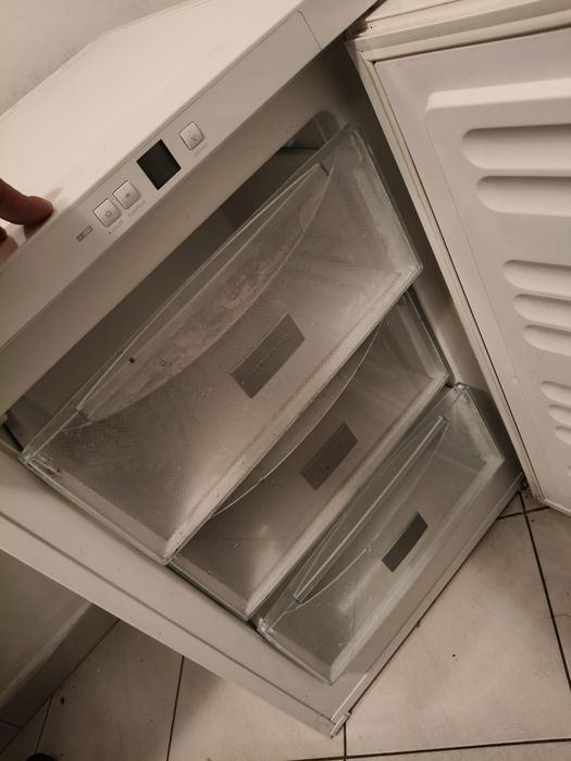 Vândcombină frigorifică cu reglaj temperaturăcu trei sertare