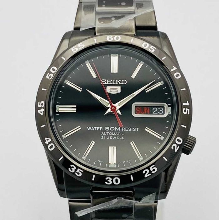 Автоматен часовник Seiko 5 със стоманен корпус и черен циферблат