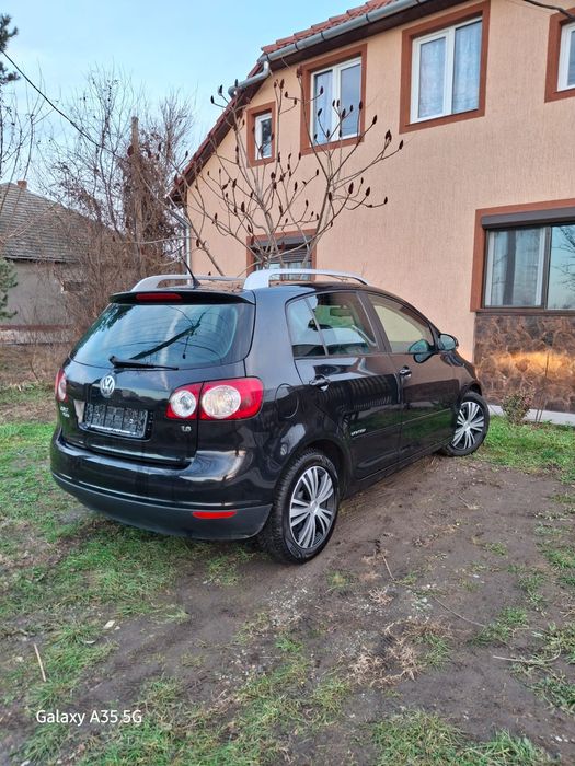 Golf 5 plus 1,6 benzină, 105cai, motor simplu.