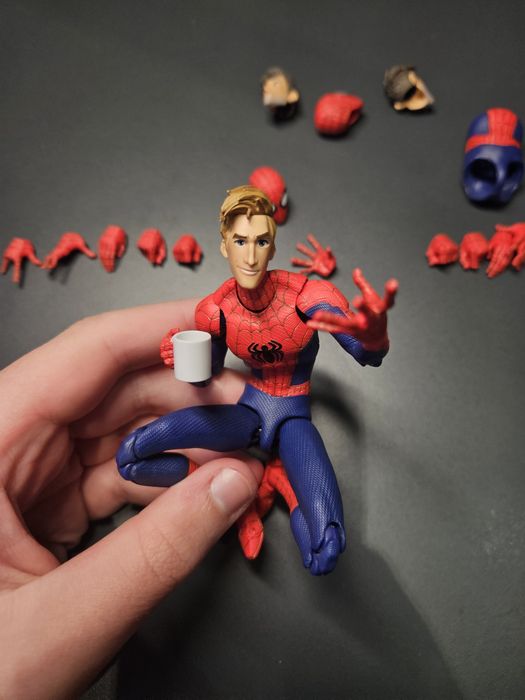 Figurina de actiune sentinel peter b parker spiderman.