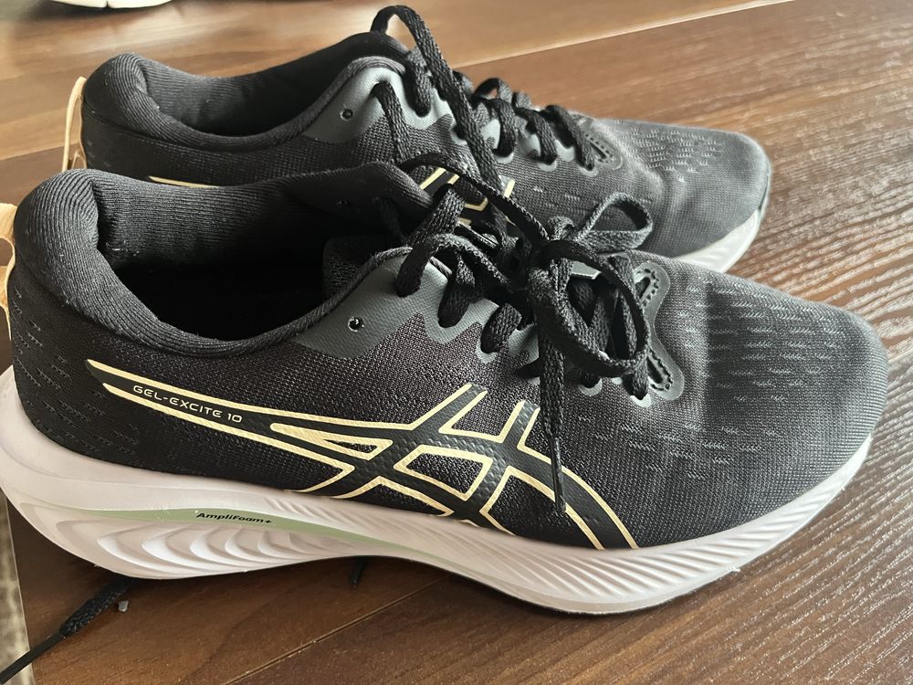 Дамски маратонки Asics 39 номер