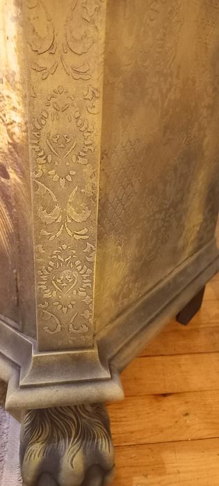 Антикварен шкаф с коне