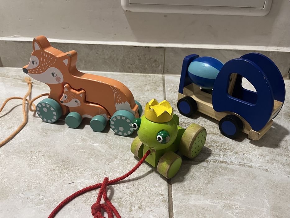 Дървени играчки - на колела, за водене