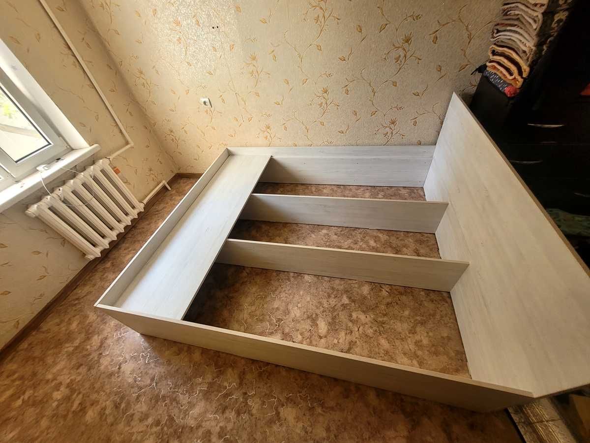 Кровать с матрасом, чистый без блох и паразитов