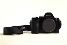 Комплект фотоапарат Sony A7R + Sony FE 35mm f/2.8 + чанта и батерии