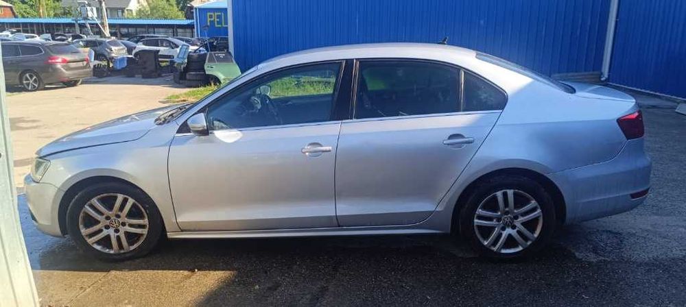 Dezmembrez VW JETTA 1.6 tdi 2012