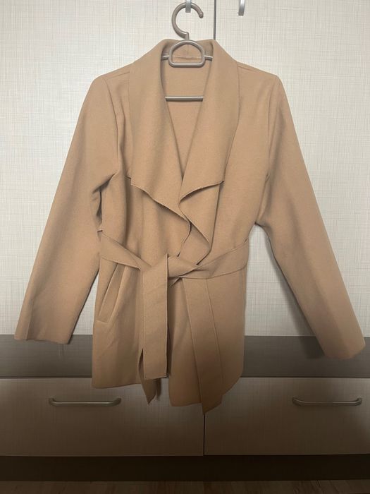 Бежово преходно палто