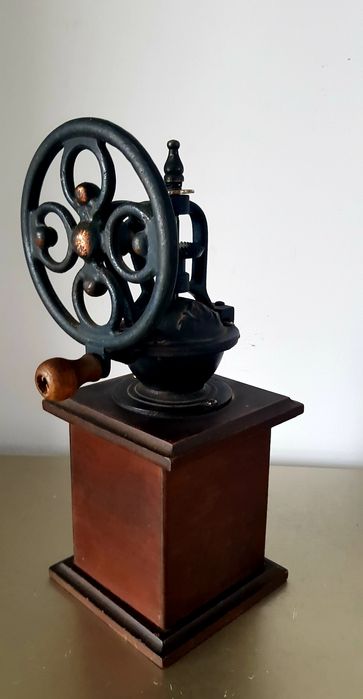 Râsnita veche din lemn și alamă