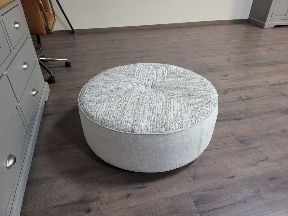 Бежова кръгла табуретка от плат