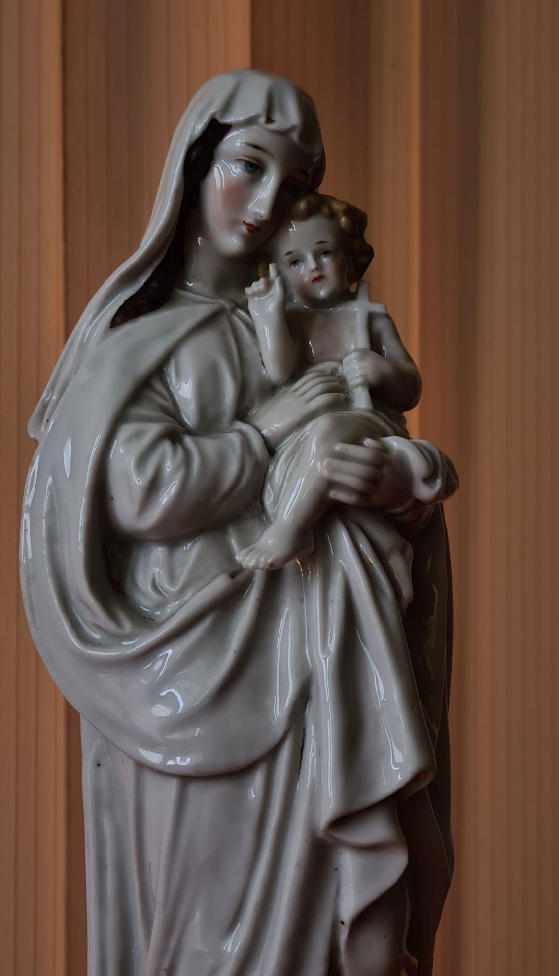 Порцеланова Богородица с Младенеца 17-ти век.