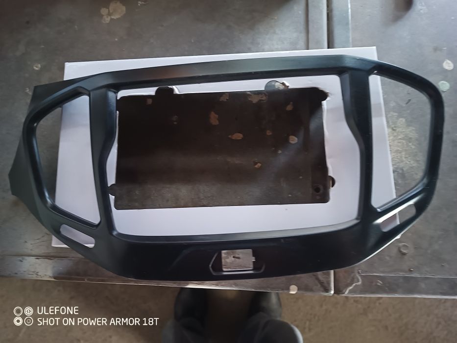 Штатная рамка от магнитолы лада Веста.