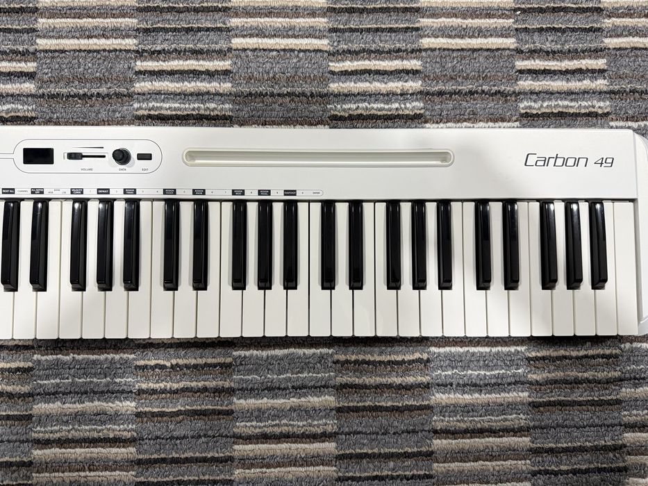 Миди клавиатура Carbon 49