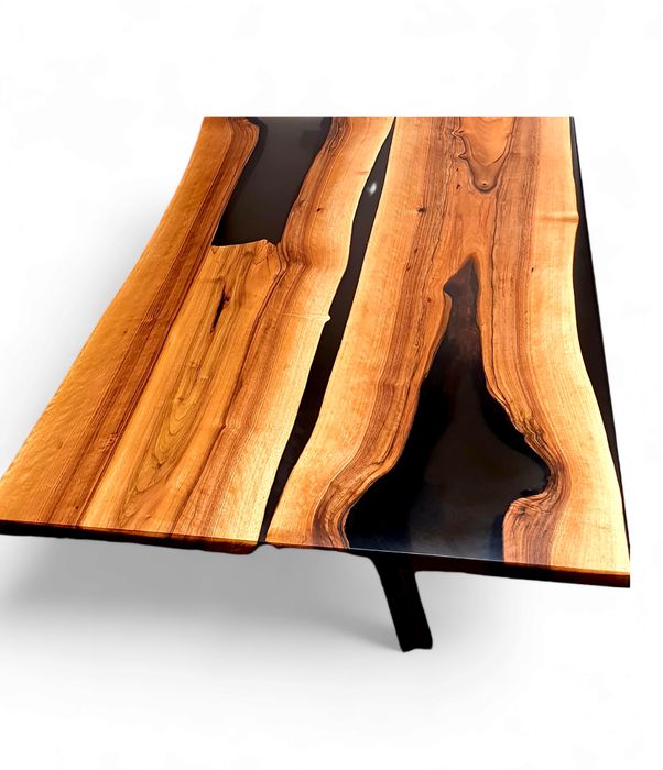 Маса от естествено дърво и епоксидна смола