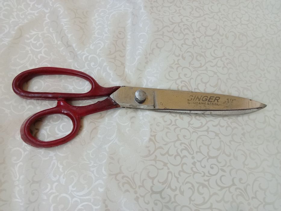 Уровень , ножницы Зингер , надфиля алмазные  , тиски СССР