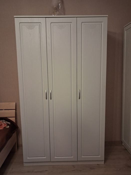 Продам шкаф белый