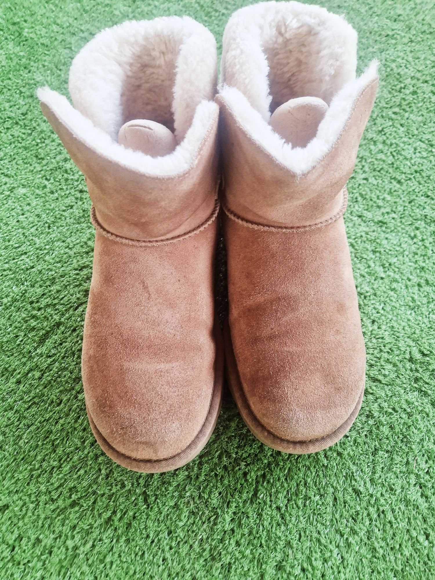 Vand ghete UGG, marime 38, in stare buna.