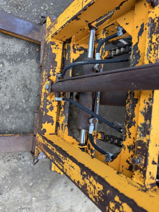 Stivuitor in tirantii tractorului