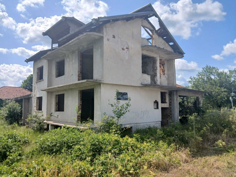 Двуетажна недовършена къща