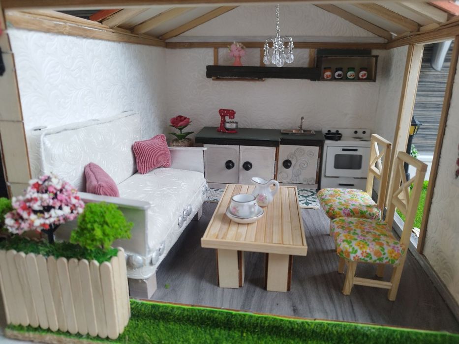 Дървена къща за кукли