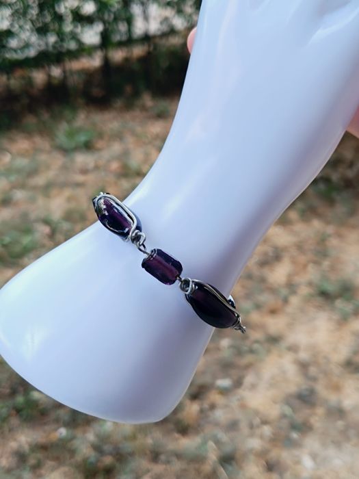 Veche bratara din sticla mov