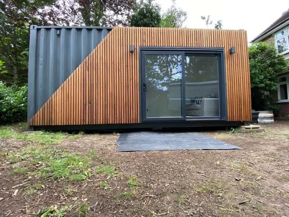 Container modular cu riflaje de lemn si vitrina de sticla