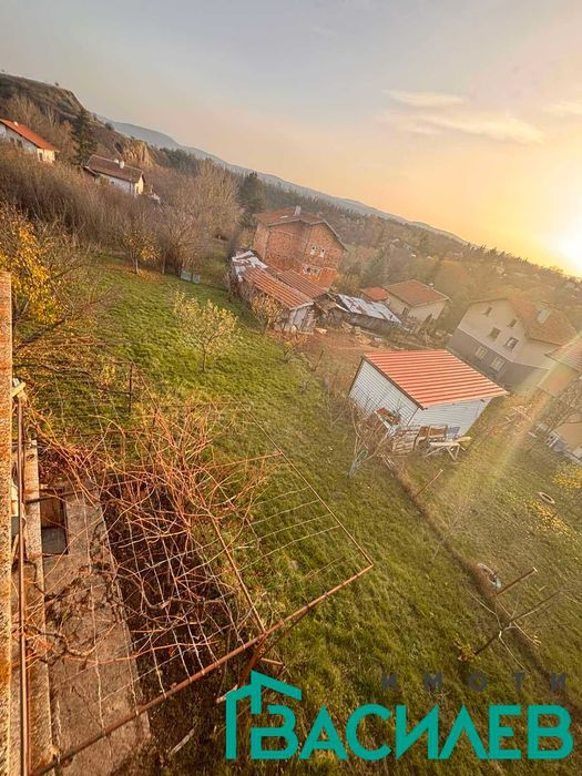 Продава КЪЩА област София, с. Извор