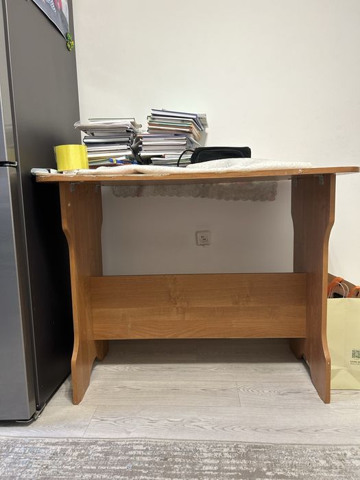 Продам стол в среднем состоянии. Цена 3 000тенге.