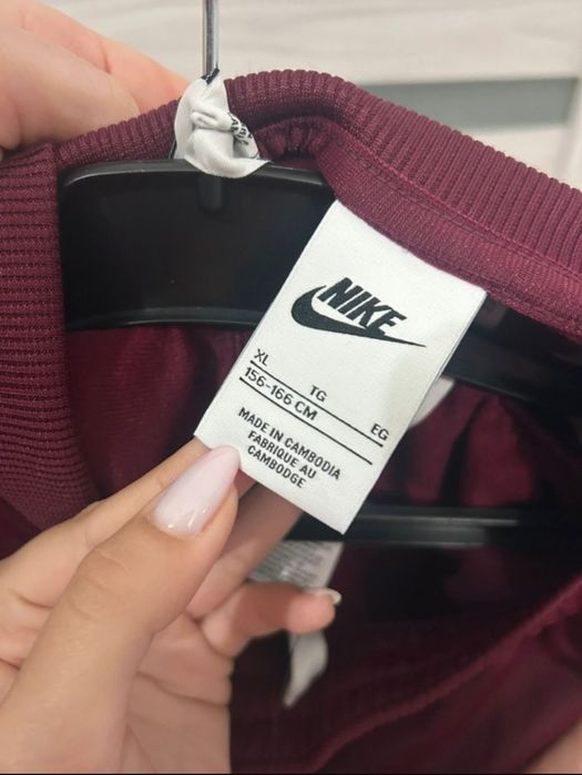 Vând trening Nike pentru fete 156-166 cm ,XL nou  cu eticheta .