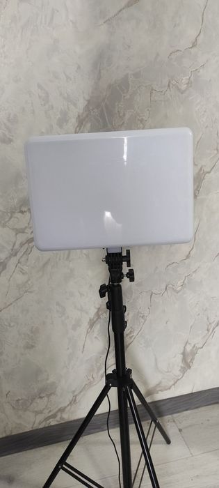 Лампа на штативе