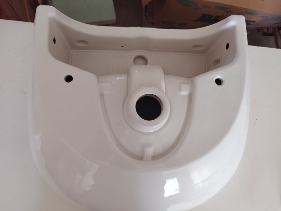 Порцеланова бяла мивка за баня