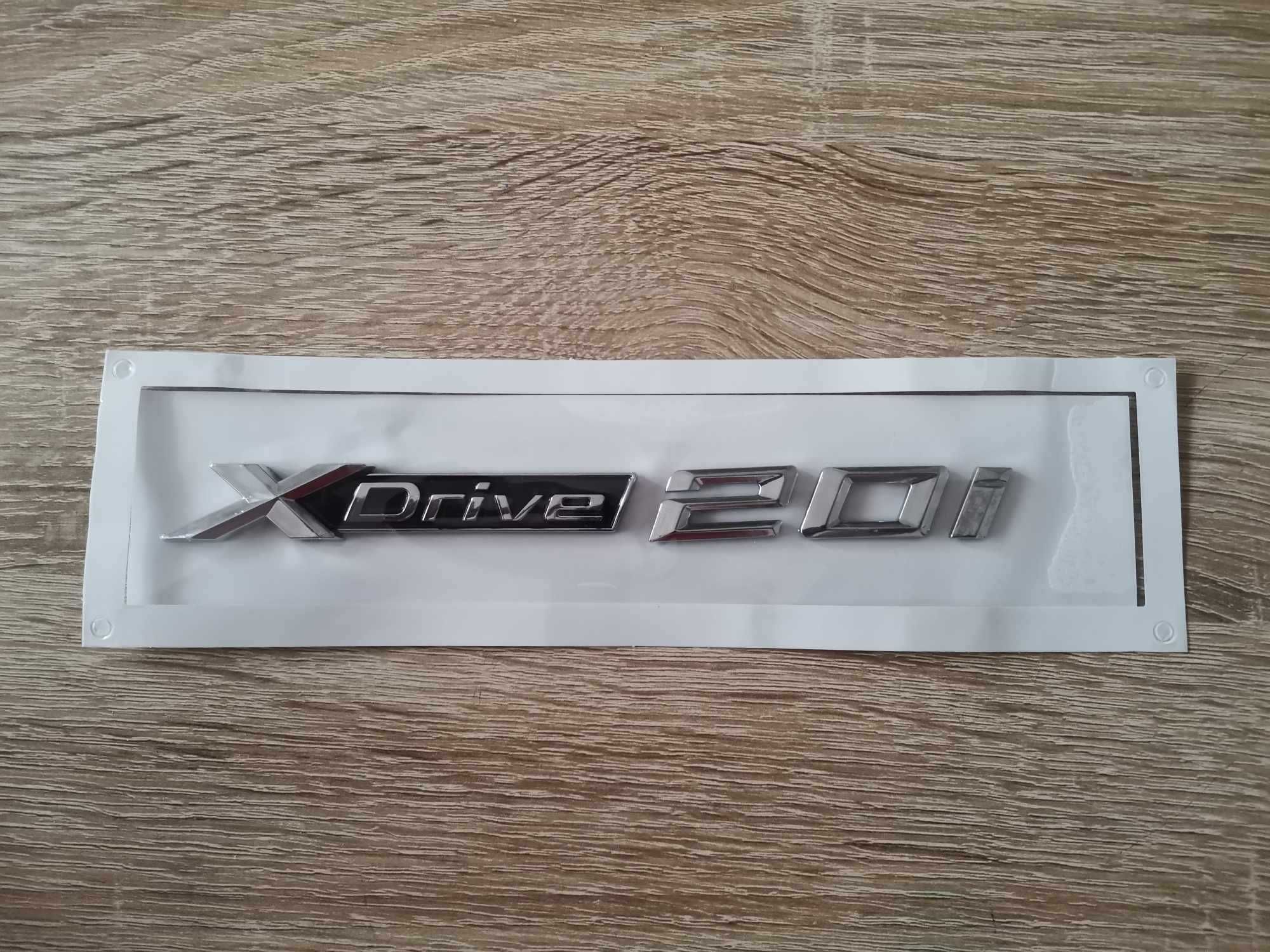 сребрист надпис BMW Xdrive 20i