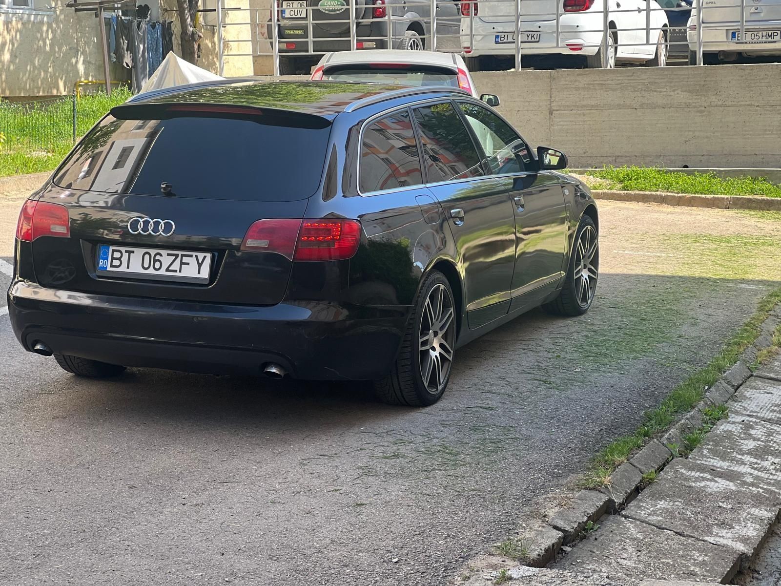 Vând Audi A6 negru