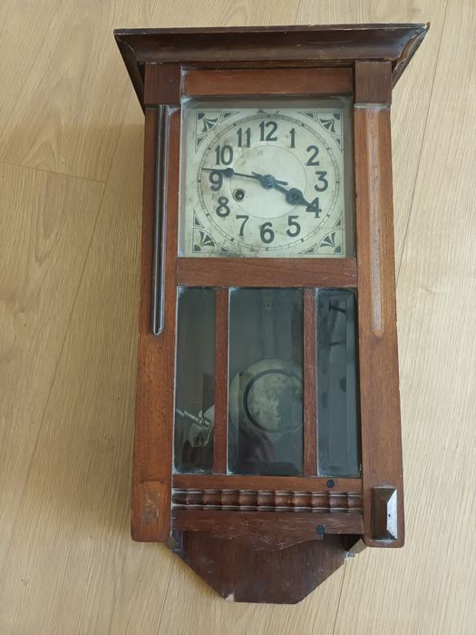 Pendula veche de perete nefuncțională