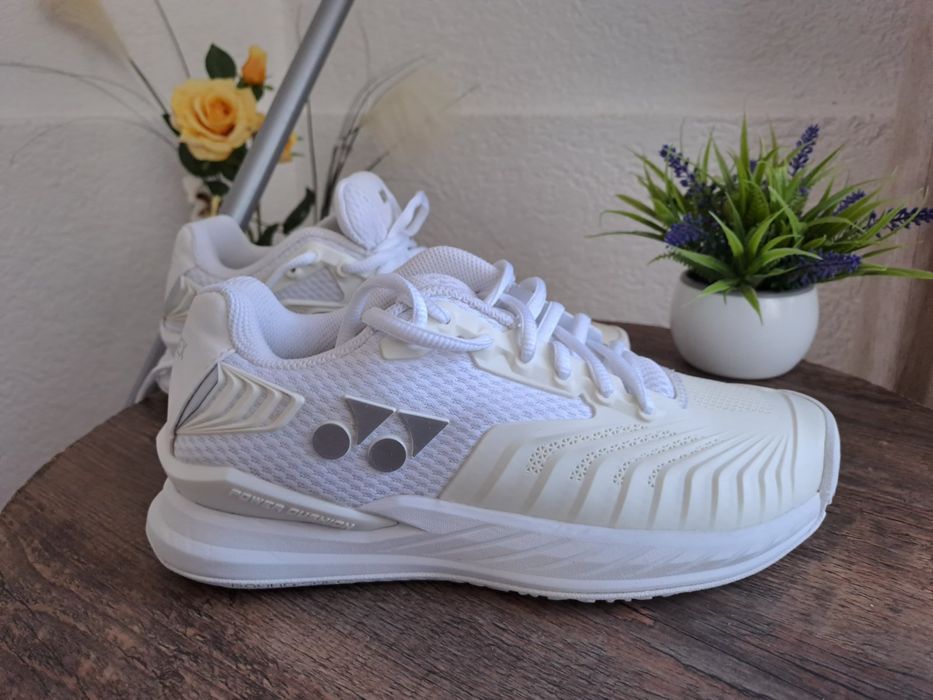 Дамски маратонки YONEX бели 37,5