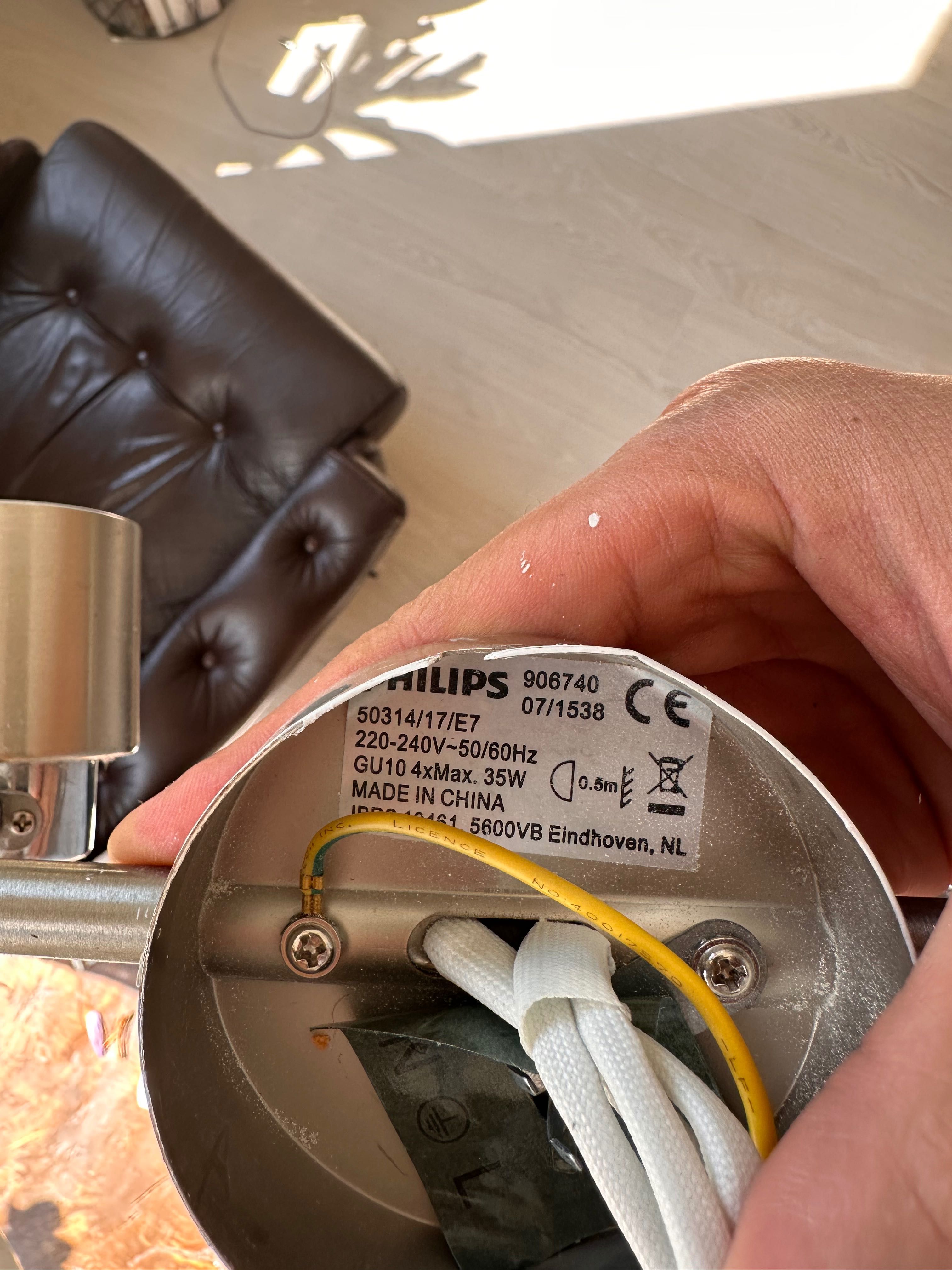 Продавам полилей с 8 крушки и спот Philips с 4