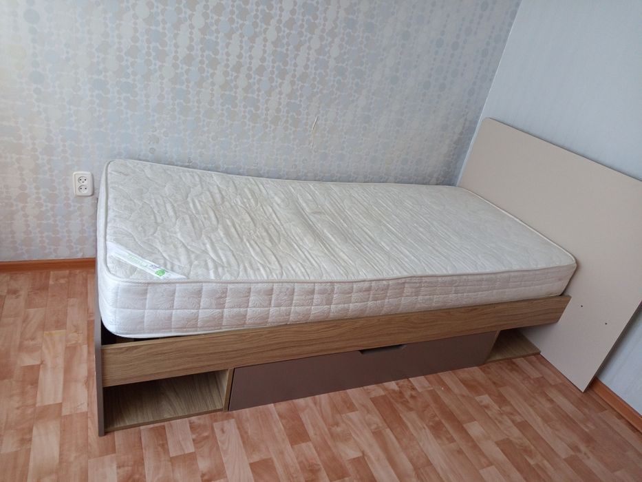 Кровать с матрасом