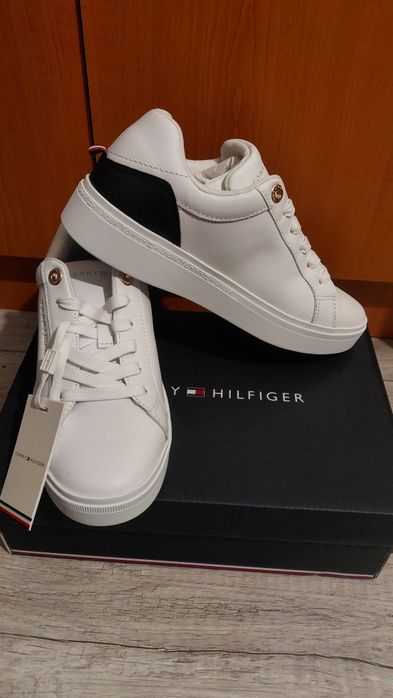 Pantofi noi Tommy Hilfiger marimea 37