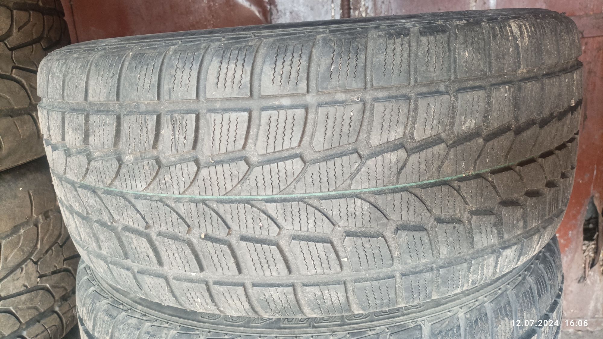 Срочно продам зимние шины R18 есть 3 комплект уточните